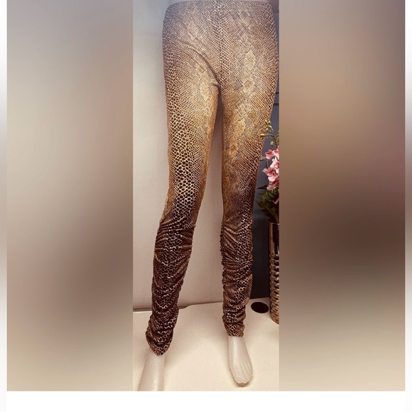 Joseph Ribkoff Discontinued
Gold Snake Animal Print
Leggings size 8 or Medium - Picture 3 of 5